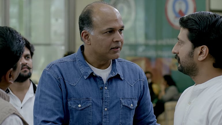 Ashutosh Gowariker in a scene from <i>Ventilator</i>. (Photo courtesy: YouTube/<a href="https://www.youtube.com/channel/UCulVcCMf0l-7-vgJl1lpTnw">Zee Studios</a>)