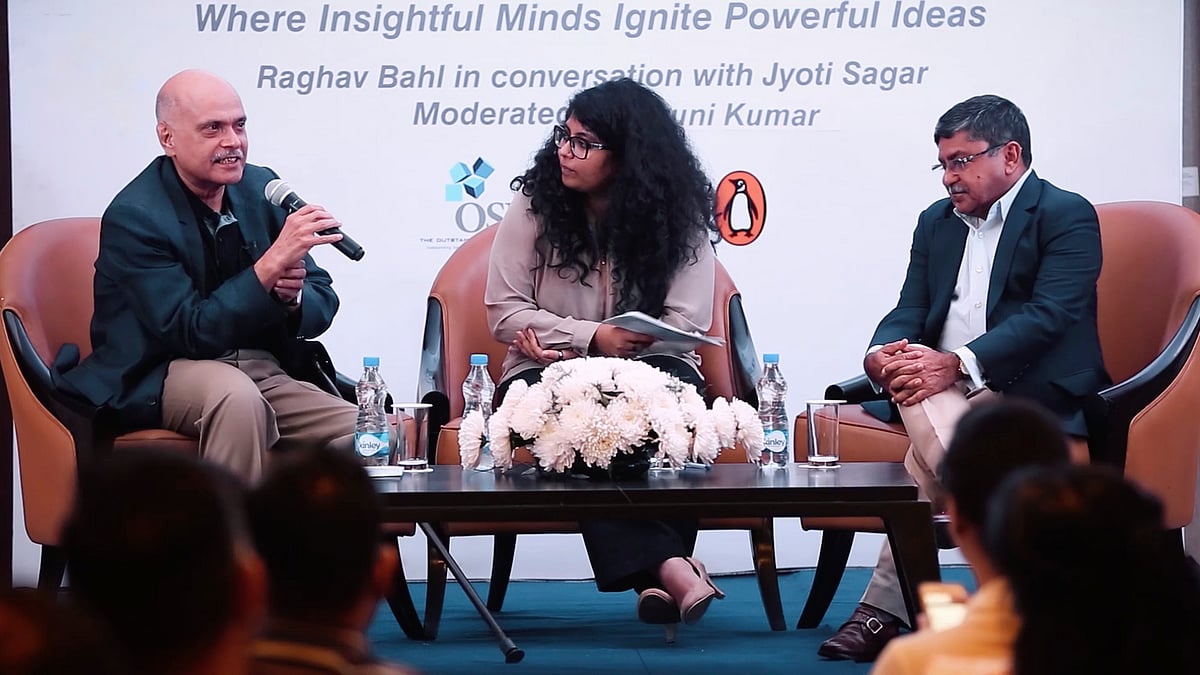 Raghav Bahl (first from left) and Jyoti Sagar (first from right). (Photo: <b>The Quint</b>)