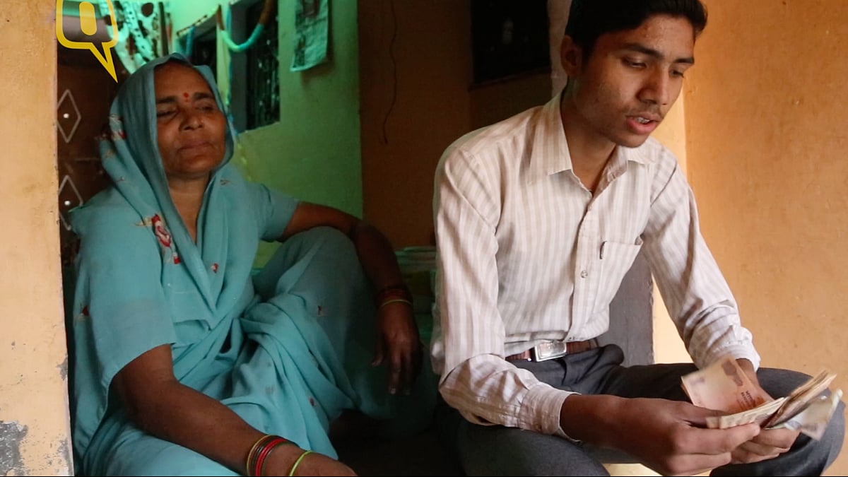 18-year-old Vijay counts the Rs 227 left in his house after the note ban (Photo: Adi Prakash/<b>The Quint</b>)