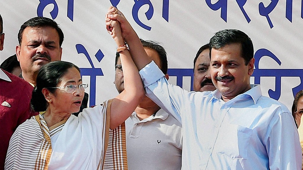 Chief Ministers Mamata Banerjee and Arvind Kejriwal. (Photo: PTI)