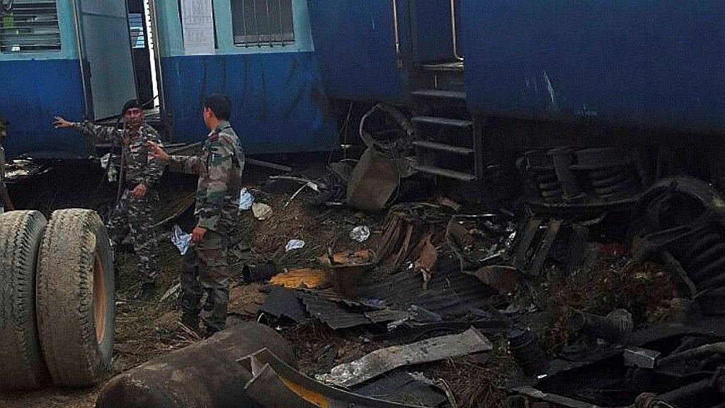 Rescue officials on the spot where 14 coaches of the Indore-Patna Express derailed, killing over 120 people, in Kanpur Dehat on Sunday, 20 November 2016. (Photo: PTI)
