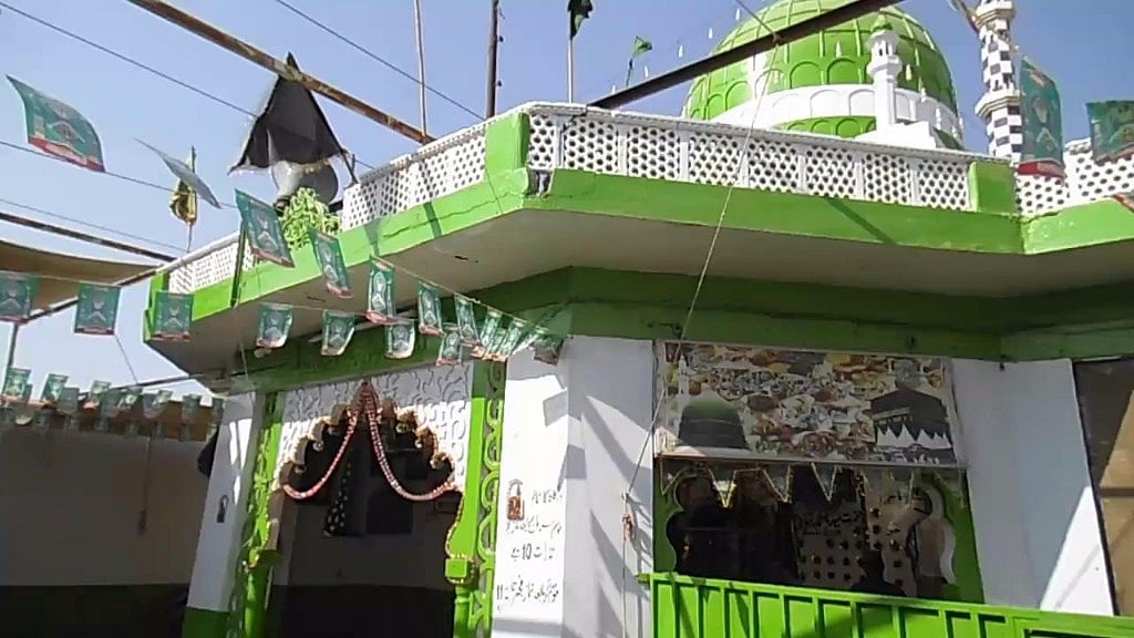 At least 100 people were present inside the shrine. (Photo Courtesy: <a href="http://www.dailymotion.com/video/x23wlxr_dargah-naihal-shah-noorani_travel">DailyMotion</a>)