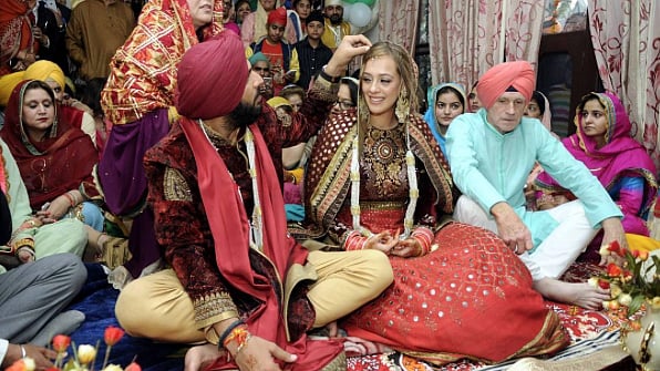 Yuvraj Singh and Hazel Keech got married today at gurudwara Fatehpur Sahib in Chandigarh. (Photo Courtesy: Instagram/<a href="https://www.instagram.com/p/BNb5_0ABcsH/">yuviworld</a>)