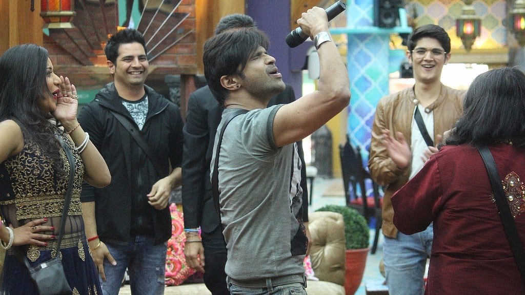 Himesh Reshammiya launches his new album in the <i>Bigg Boss</i> house. (Photo courtesy: Colors)