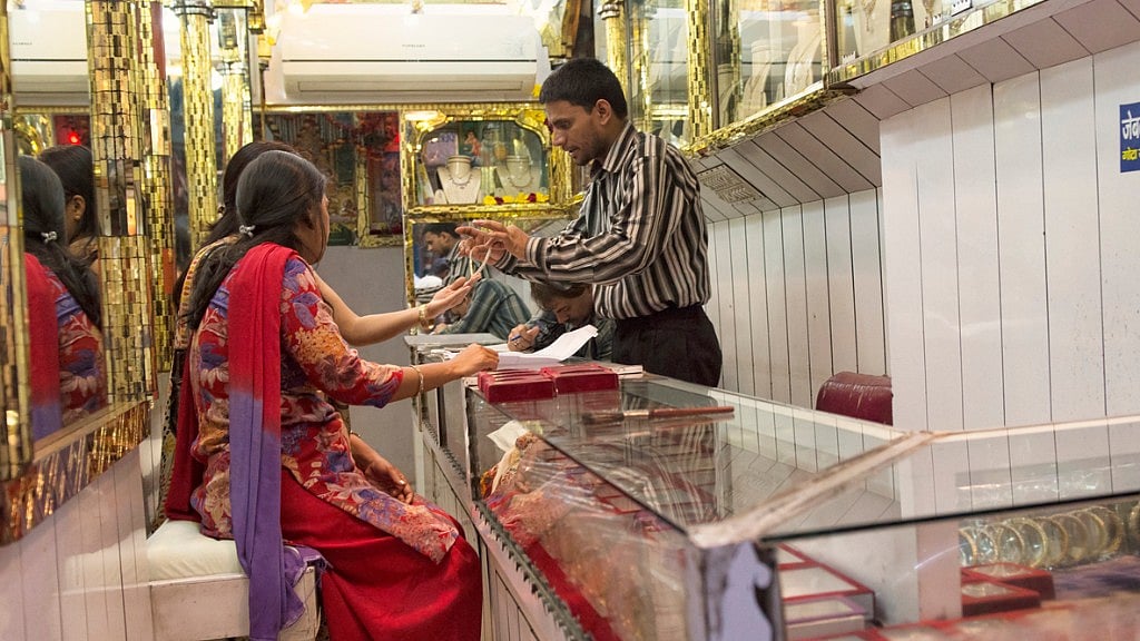 Customers at a jewellery shop in Delhi. (Photo: iStock)