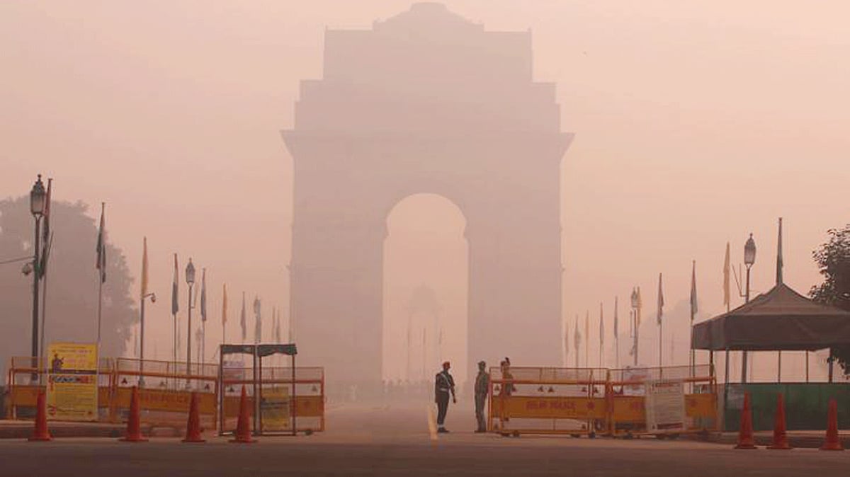 Post Diwali, Delhi begins its battle with ‘the smog’ – the <i>desi kinda </i>Fall where the weathermen run out of figuratives to quantify the apocalyptic grey skies.