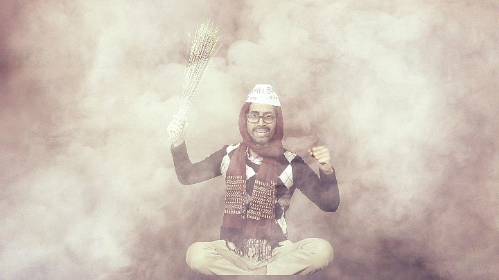 Spot the man behind the smog. (Photo: The Quint)