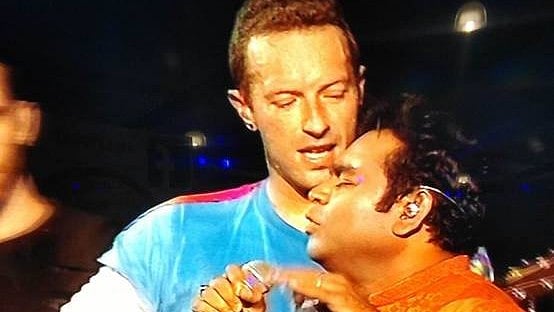 Chris Martin and AR Rahman sing <i>Vande Mataram</i>. (Photo courtesy: <a href="https://www.instagram.com/p/BNBXgMeDmUr/?taken-by=abiradhar">Instagram/ @abiradhar</a>)