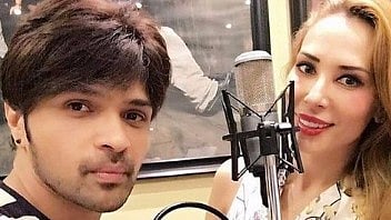 Himesh Reshammiya records with Iulia Vantur. (Photo courtesy: <a href="https://www.instagram.com/p/BNQsRFUlEfP/?taken-by=himeshreshammiyaofficial&amp;hl=en">Instagram/@himeshreshammiyaofficial</a>)