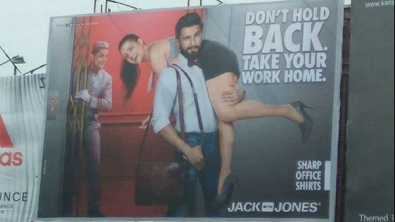 Ranveer Singh seen on a billboard for the Jack and Jones ad. (Photo: Twitter/<a href="http://https//twitter.com/Actor_Siddharth/status/800382616113467392/photo/1?ref_src=twsrc%5Etfw">Siddharth</a>)