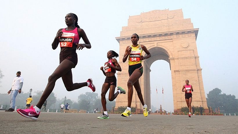 Runners are surrounded by the city’s haze. (Photo: Courtesy Airtel)