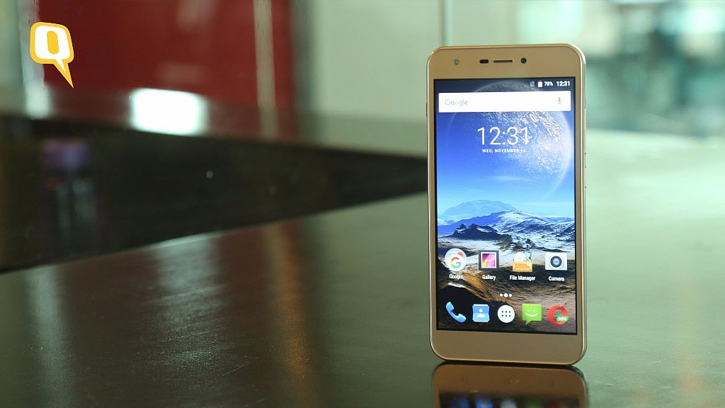 Intex Aqua VR 5.5 is a budget phone, but does it come across as value for money? (Photo: Shiv Kumar Maurya/<b>The Quint</b>)