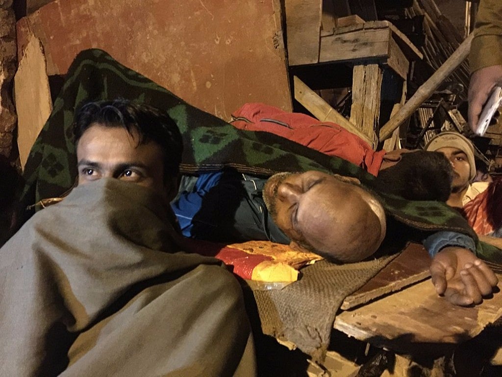 People hunker down in blankets in the overnight queue for an ATM in Seelampur, Delhi. (Photo: <b>The Quint</b>/ Adi Prakash) 