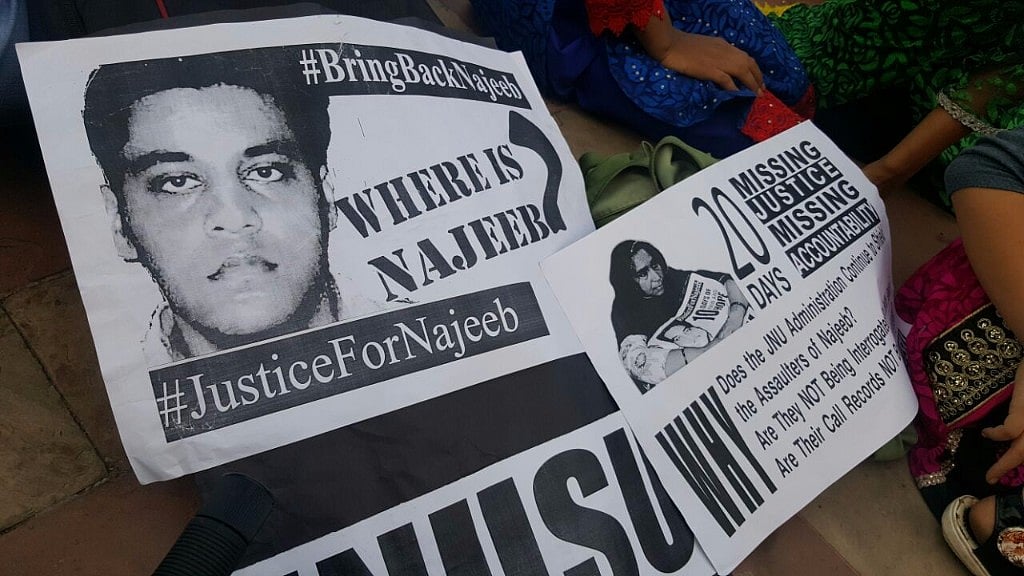 JNU students gathered at the administrative block to mark the 20th day since Najeeb Ahmed went missing. (Photo: <b>The Quint</b>)
