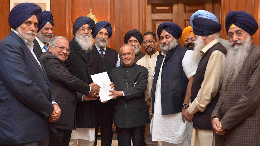 A delegation led by Punjab Chief Minister Prakash Singh Badal meeting President Pranab Mukherjee at Rashtrapati Bhavan on Monday, 28 November 2016. (Photo: PTI)