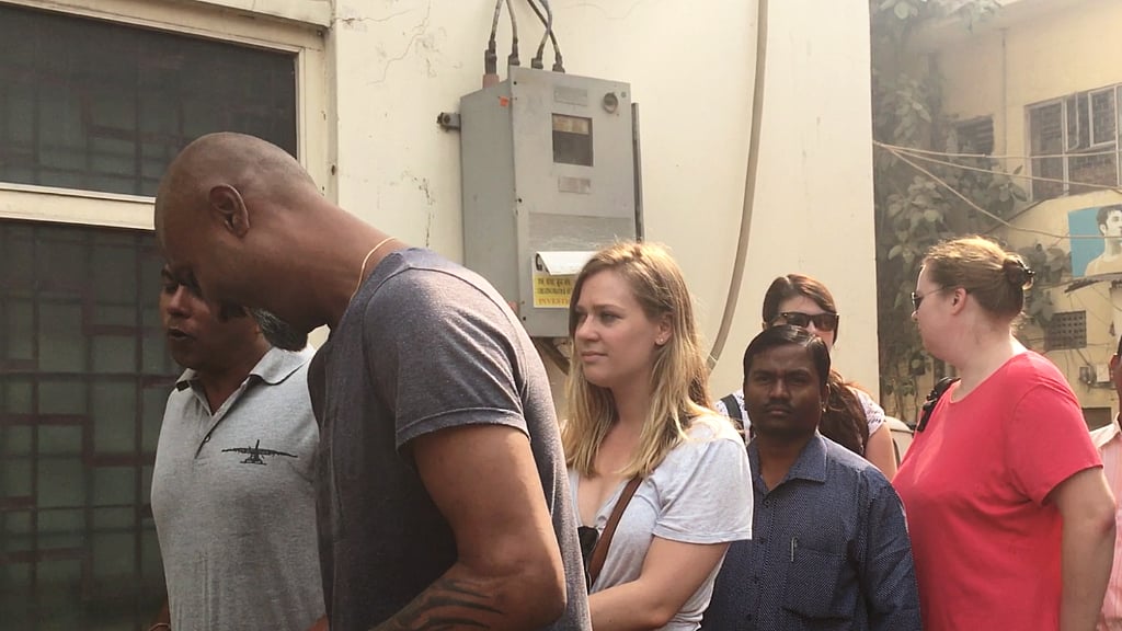 Foreigners waiting in line at a bank in Delhi’s Paharganj. (Photo: <b>The Quint</b>)