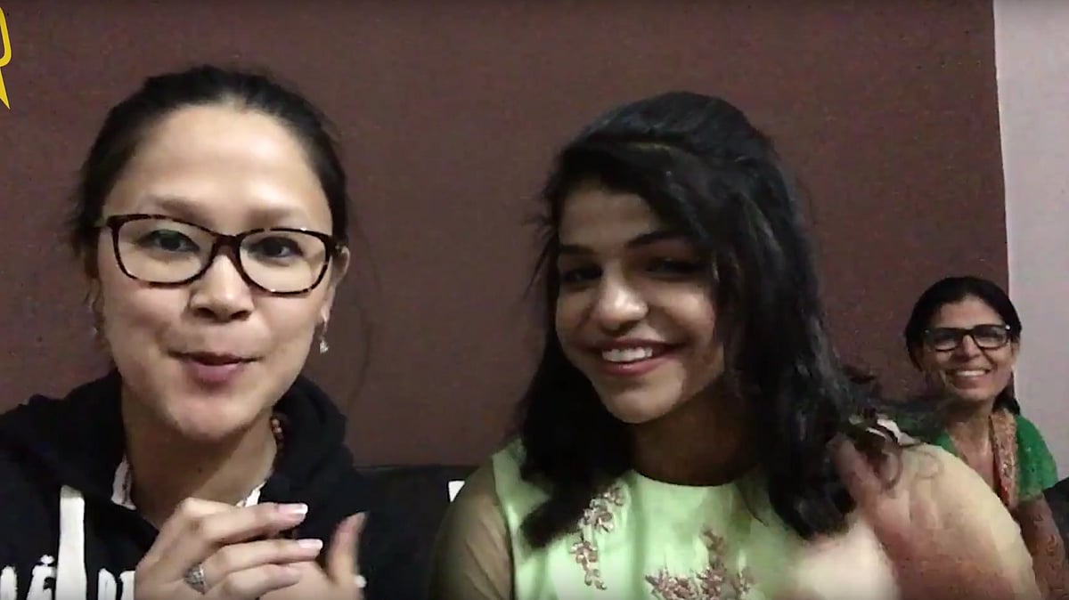 <b>The Quint</b> caught up with Sakshi Malik to talk wedding lehengas and bride-to-be nervousness at fellow wrestler Geeta Phogat’s wedding. (Photo: YouTube Screenshot)