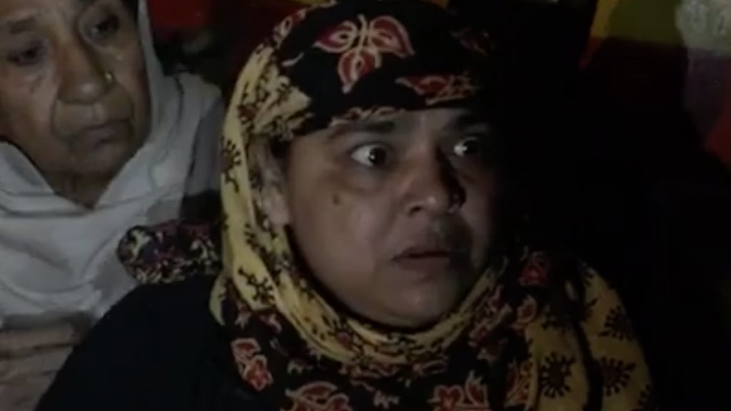 A woman waits outside the ATM in Jafrabad, Delhi. (Photo: <b>The Quint</b>)