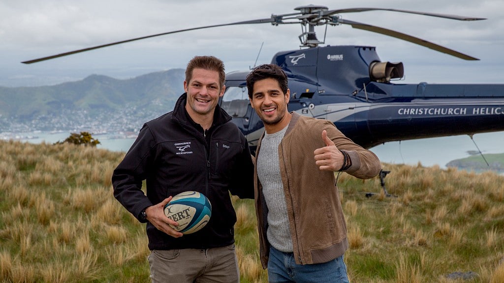 Sidharth Malhotra has his fan moment with legendary rugby player&nbsp;Richie McCaw. (Photo courtesy: Genesis Burson-Marsteller)