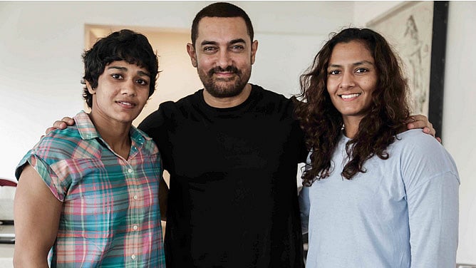 Aamir Khan with Mahavir Phoghat’s daughters Babita and Geeta. (Photo: PTI)