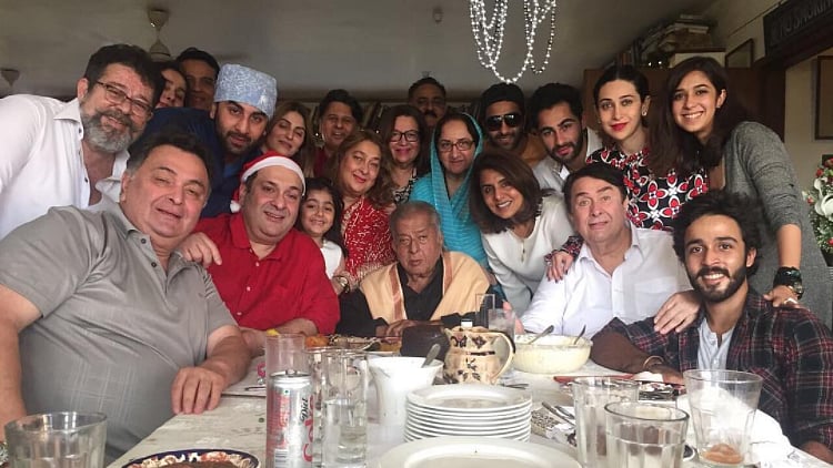 The Kapoor <i>Khandaan</i>. (Photo Courtesy: <a href="https://www.instagram.com/p/BOcEgGigBpa/?taken-by=therealkarismakapoor&amp;hl=en">Instagram/@therealkarismakapoor</a>)