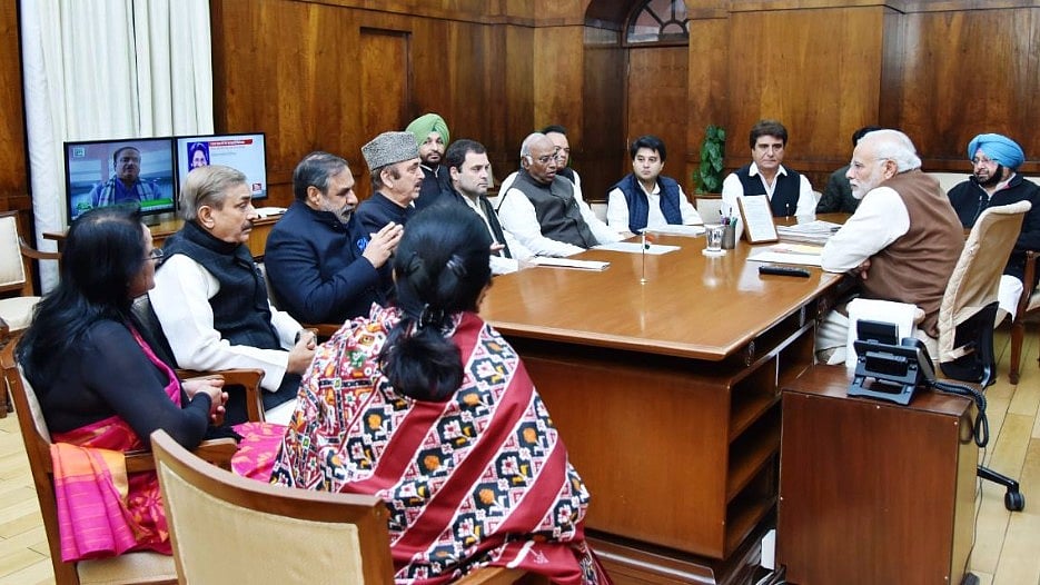 Narendra Modi and Rahul Gandhi sat facing each other at the meeting. (Photo Courtesy: Twitter/<a href="https://twitter.com/PMOIndia">@<b>PMOIndia</b></a>)