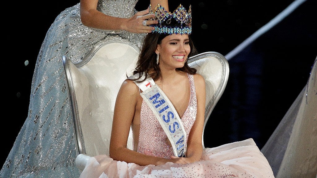 Stephanie Del Valle is crowned after winning the Miss World 2016 Competition. (Photo: Reuters)