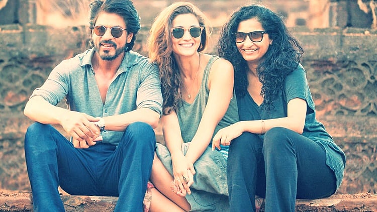 Shah Rukh Khan, Alia Bhatt and Gauri Shinde on the sets of Dear Zindagi. (Photo courtesy: Twitter/@FlimGyan)