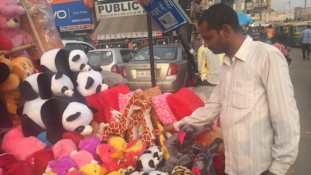Vinod Kumar Sahu sells soft toys near the Sector 18 market. (Photo: Abhirup Dam/<b>The Quint</b>)