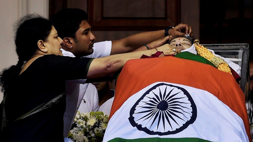Sasikala pays tribute to late Tamil Nadu Chief Minister J Jayalalithaa at Rajajai Hall in Chennai. (Photo: AP) 
