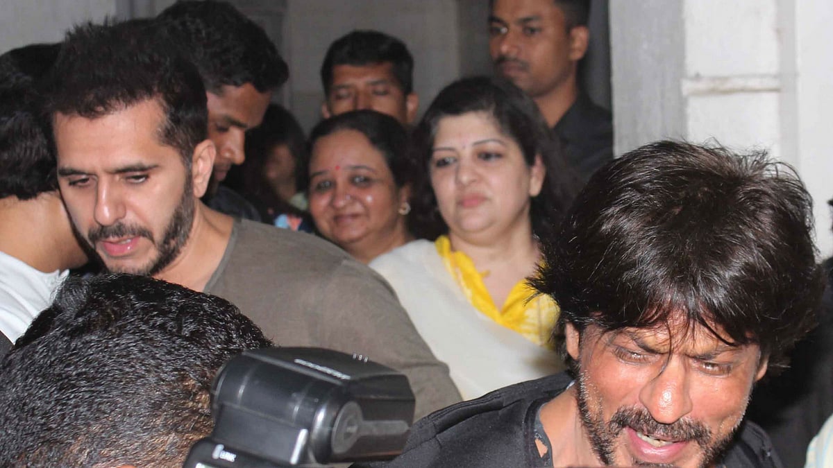 SRK and Ritesh Sidhwani meet MNS Chief Raj Thackeray. (Photo: Yogen Shah)