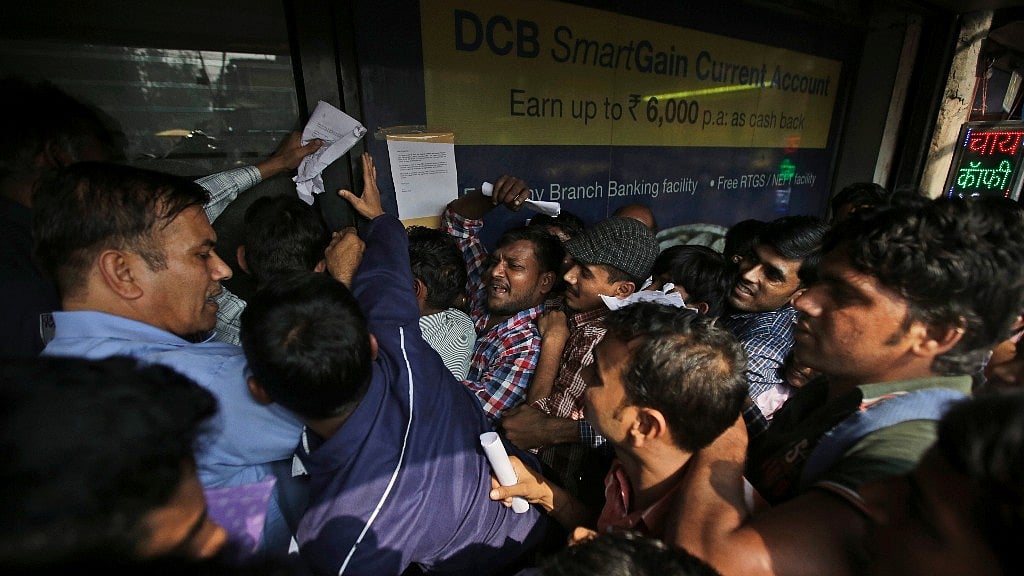 People struggle to get into a bank to exchange old currency notes. (Photo: AP)