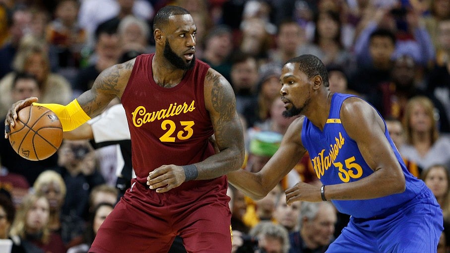 Cleveland Cavaliers forward LeBron James (32) is guarded by Golden State Warriors forward Kevin Durant (35) during an NBA match. (Photo: Reuters) 