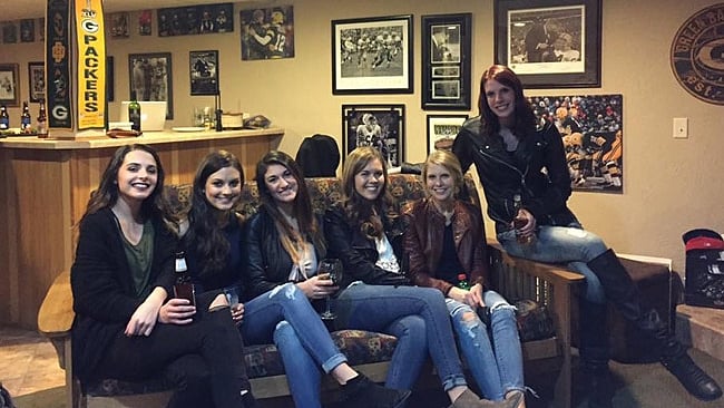 A regular picture of friends has gone crazy viral online. (Photo: <a href="https://www.reddit.com/r/pics/comments/5k12m7/find_the_middle_girls_legs/">Reddit</a>)