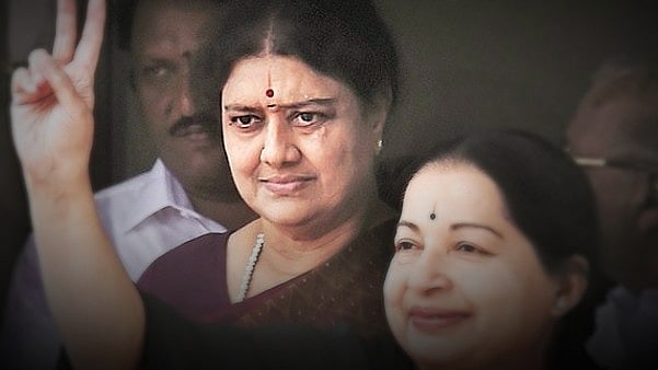 Sasikala Natarajan
stands behind Tamil Nadu Chief Minister J Jayalalithaa. (Photo Courtesy: The News
Minute)