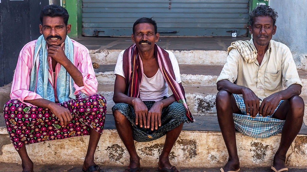 Farmers need a large number of new notes to pay their debts. These notes, however, remain scarce at the banks in Tadimarri. (Photo Courtesy: <a href="https://twitter.com/@twrahul">Rahul M</a>)