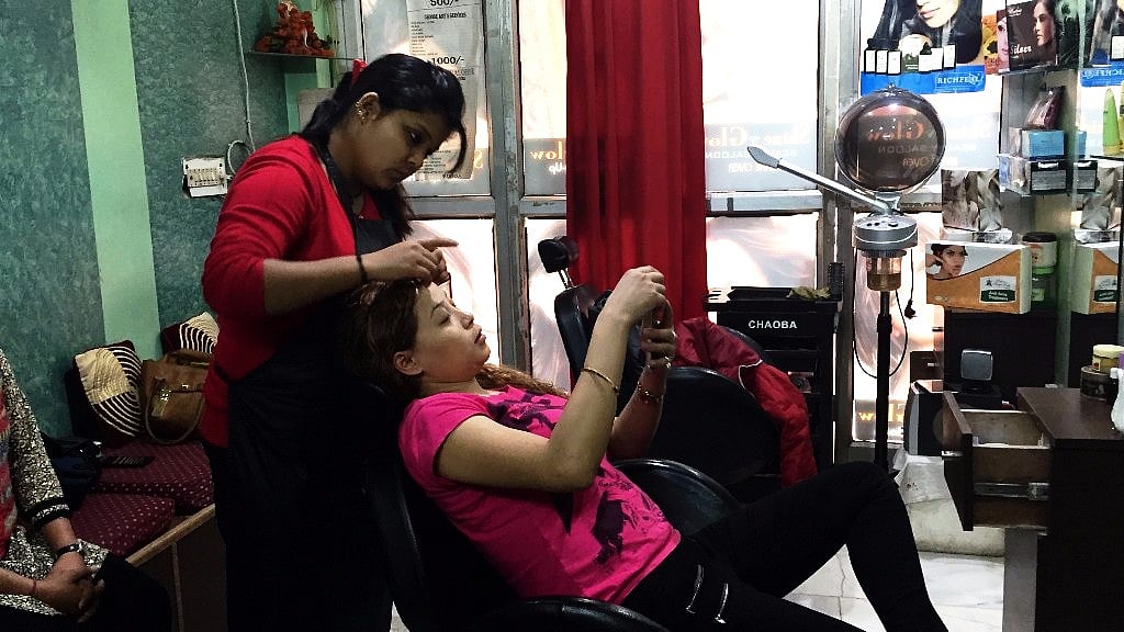 Soni, a parlour owner, in Khirki. (Photo: <b>The Quint</b>)
