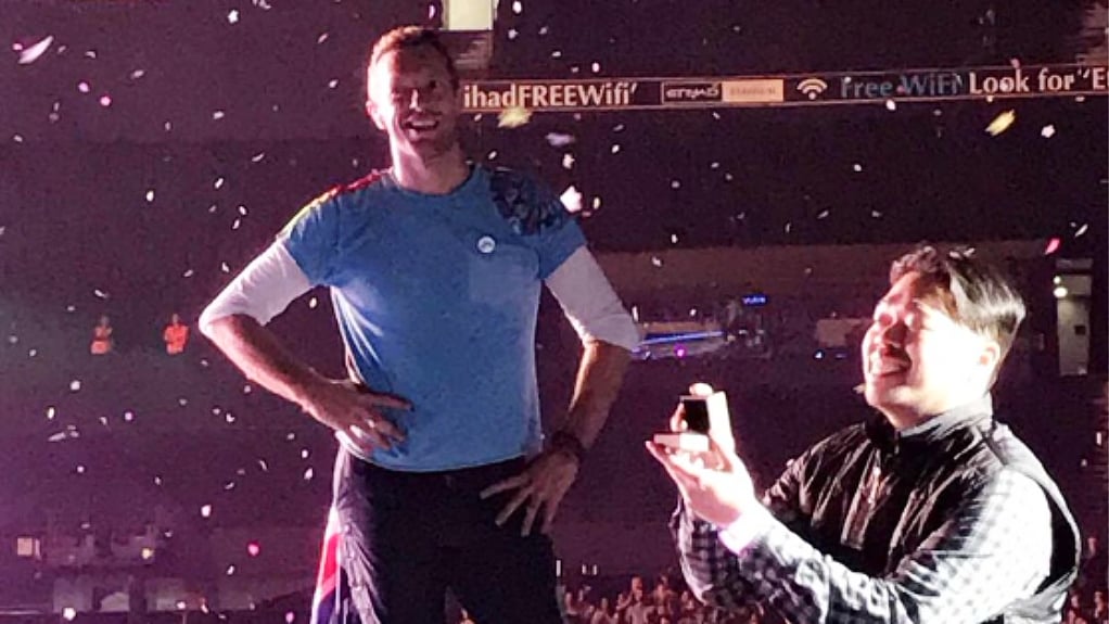 Chris Martin watching a fan propose to his now fiancé on stage in Melbourne. (Photo courtesy: Twitter/ <a href="https://twitter.com/ColdplayAtlas/status/807197828770447360?ref_src=twsrc%5Etfw">Atlas Project</a>)
