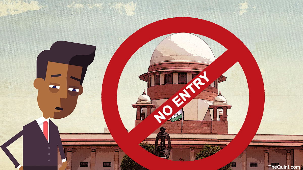 Are the law interns being denied their right to learn by not being allowed inside the court premises? (Photo: Rhythum Seth/ <b>The Quint</b>)