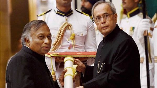 Vijay Bhatkar receiving the Padma Bhushan award from President Pranab Mukherjee. (Photo Courtesy: Facebook/<a href="https://www.facebook.com/photo.php?fbid=1586653758255765&amp;set=t.100002271427633&amp;type=3&amp;theater">Vijay Bhatkar</a>)