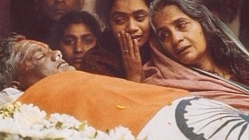 When the then Prime Minister Lal Bahadur Shastri’s body arrived in New Delhi, his wife Lalita Shastri is said to have quipped that he looked unnaturally blue and that there were cuts on his abdomen that looked mysterious. (Photo Courtesy: From the cover of LIFE magazine)
