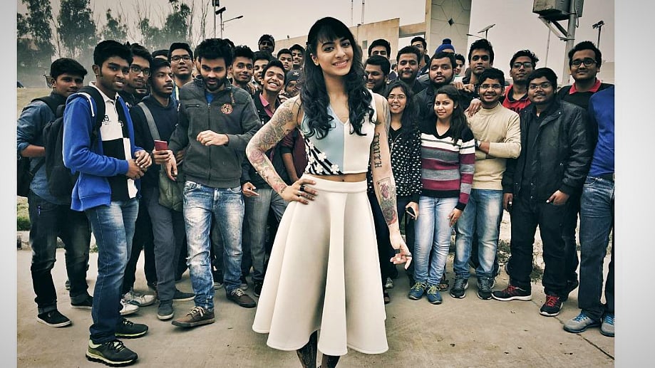 Bani J meets her fans. (Photo Courtesy: Instagram/<a href="https://www.instagram.com/p/BAPN3j3AMDo/?taken-by=banij&amp;hl=en">banij</a>)