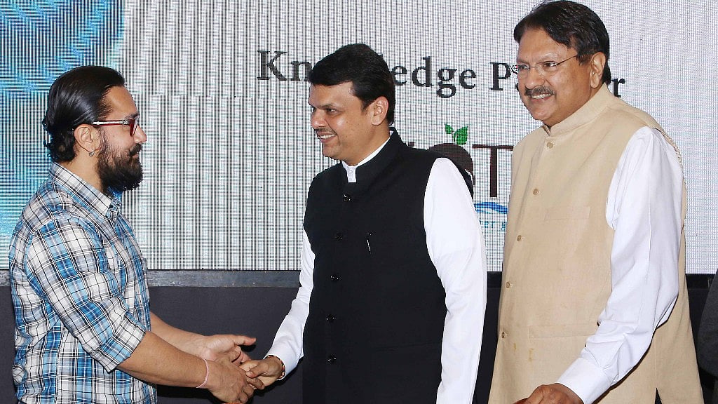 Aamir Khan welcomes CM Devendra Fadnavis to the event. (Photo: Yogen Shah)