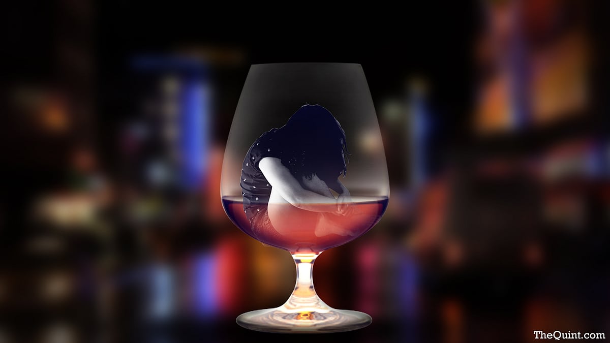 Liquor bars are witnessing increased violence since the implementation of forced liquor sales. (Photo: Lijumol Joseph/<b>The Quint</b>)