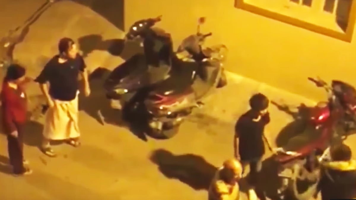 Netizens were left infuriated after the incident and took to social media platforms to express displeasure and anger. (Photo Courtesy: <a href="https://www.youtube.com/watch?v=pl_nhWN_Tb4">YouTube Screengrab</a>)