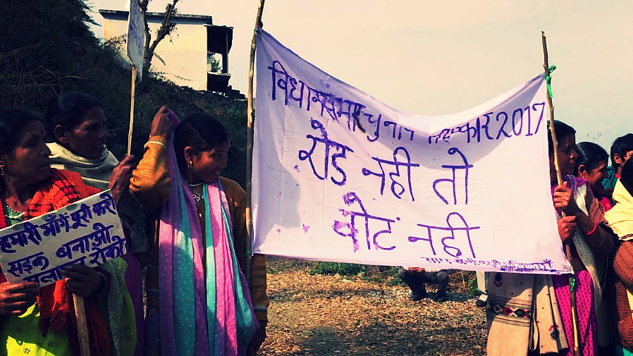 The village has been united with one resolve – they will not vote till roads are made. (Photo: Ashutosh Singh/ <b>The Quint</b>)