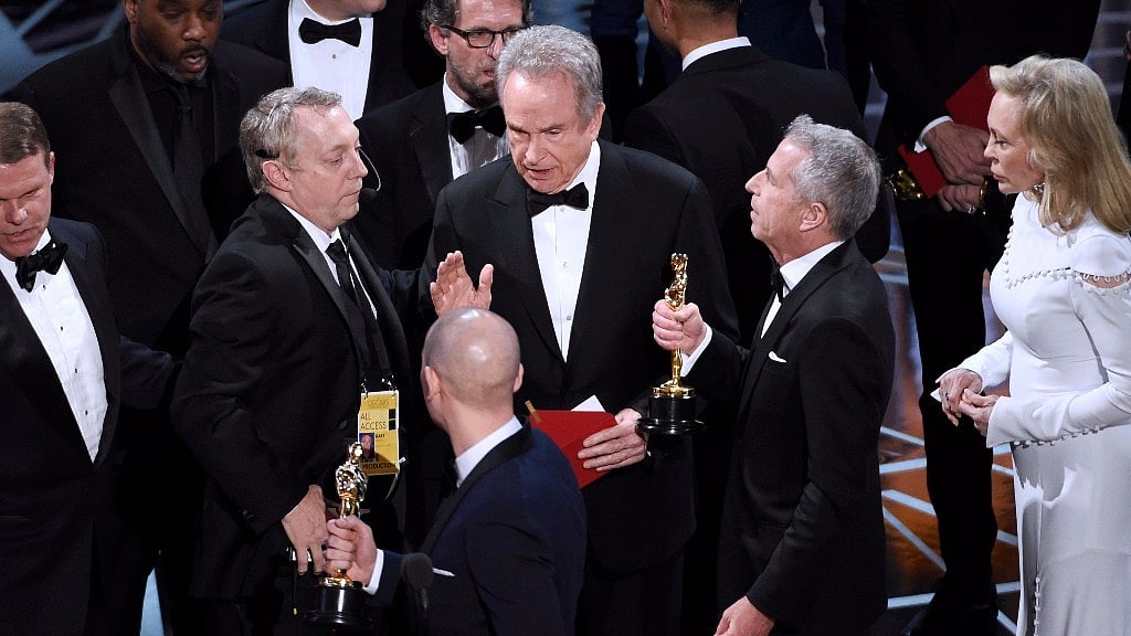 Organisers clarifying the issue to Warren Beaty (centre). (Photo: AP)