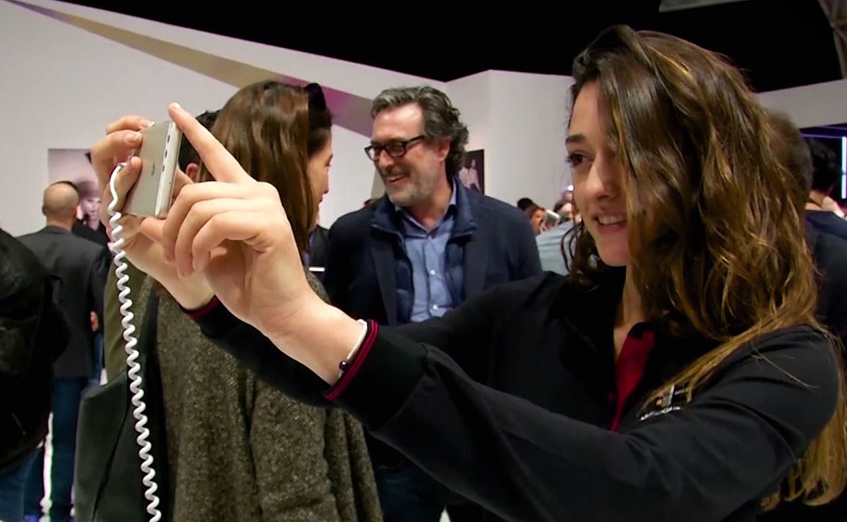 Woman trying out the Huawei P10 camera at MWC 2017. (Photo: AP)