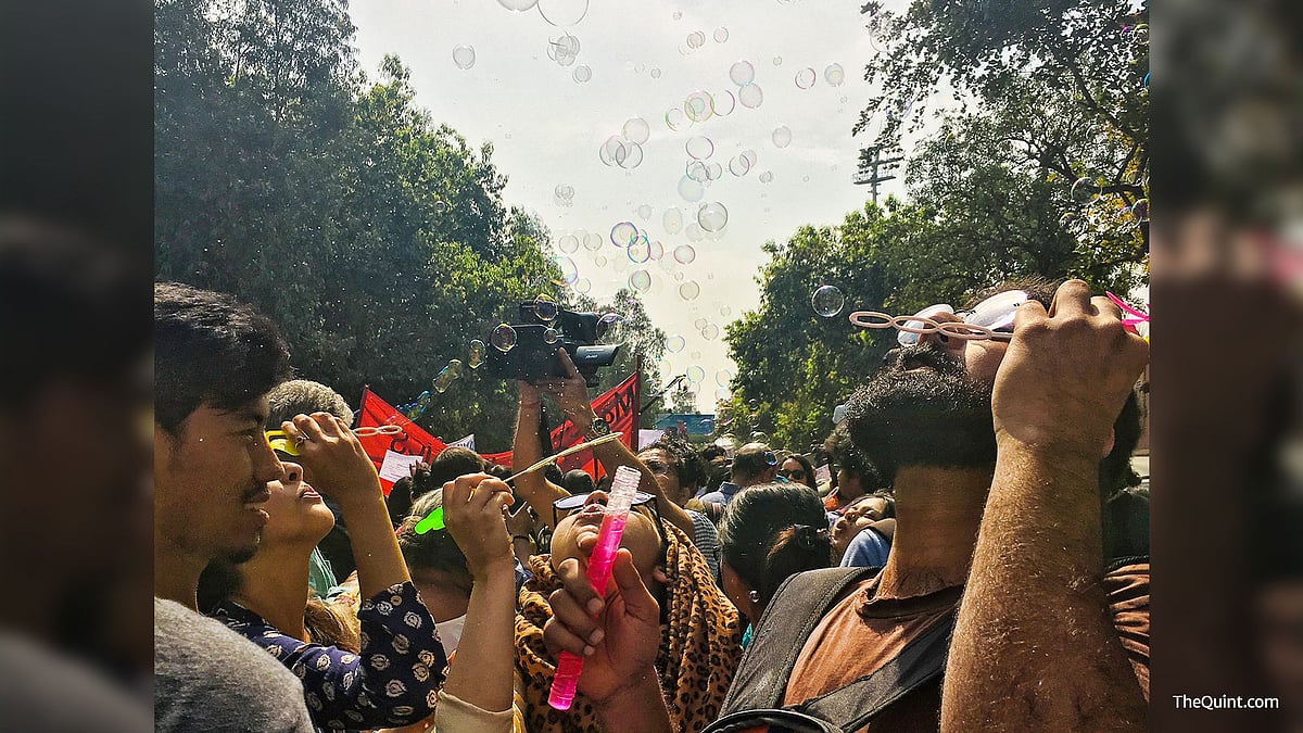 Raising slogans of “ABVP <i>khabardar</i>”, protestors marched from Delhi University’s Khalsa College to the Faculty of Arts. (Photo: Shorbori Purkayastha/<b>The Quint</b>)