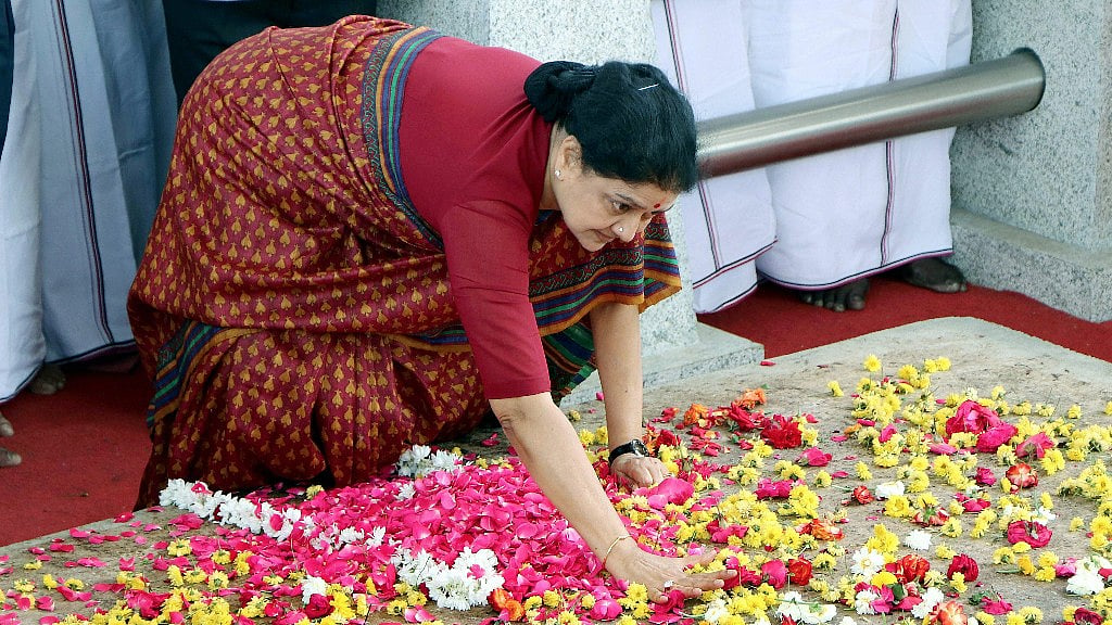 Sasikala slams her palm at Jayalalithaa’s shrine at Marina beach in Chennai. (Photo: PTI)